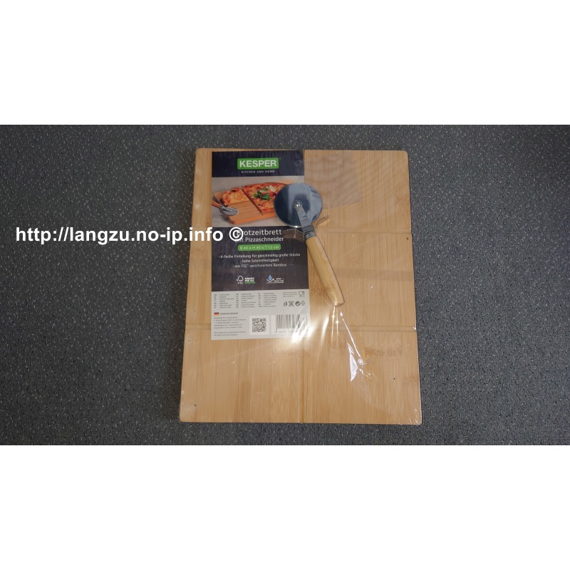 Kesper | Pizzabrett mit Schneider, Material: FSC®-zertifizierter Bambus, Maße: 40 x 30 x 1,5 cm, Farbe: Braun | 58466